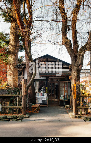 DEC 3, 2018, JAPON - Kakunodate Kakunodate ville célèbre Samouraï vieux Edo vintage maisons qui est devenu musée et boutique avec grand arbre à Akita, Tohoku regio Banque D'Images