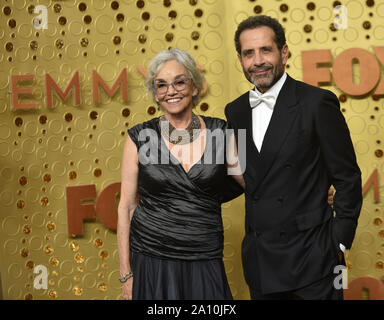 Los Angeles, United States. 22 Sep, 2019. Brooke Adams (L) et Tony Shalhoub arrivent pour le 71ième congrès annuel Primetime Emmy Awards qui a eu lieu au théâtre dans le centre-ville de Los Angeles le Dimanche, Septembre 22, 2019. Photo par Christine Chew/UPI UPI : Crédit/Alamy Live News Banque D'Images