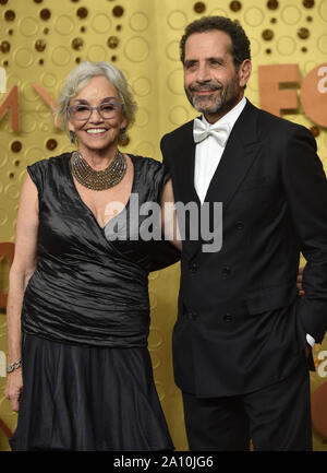 Los Angeles, United States. 22 Sep, 2019. Brooke Adams (L) et Tony Shalhoub arrivent pour le 71ième congrès annuel Primetime Emmy Awards qui a eu lieu au théâtre dans le centre-ville de Los Angeles le Dimanche, Septembre 22, 2019. Photo par Christine Chew/UPI UPI : Crédit/Alamy Live News Banque D'Images