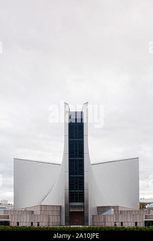 DEC 5, 2019 TOKYO, JAPON - Tokyo Église Cathédrale Sainte Marie l'architecture moderne avec une belle pente, sous ciel nuageux. Conçu par Kenzo Tange Banque D'Images