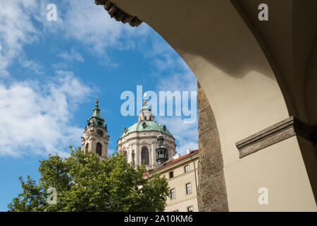 Dôme de l'église Saint-Nicolas et la tour de l'horloge, quartier de Mala Strana, Prague, République Tchèque Banque D'Images