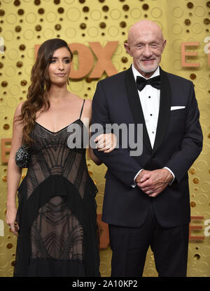 Los Angeles, United States. 22 Sep, 2019. (L-R) Rebecca Elena Banques et Jonathan Banks arrivent pour le 71ième congrès annuel Primetime Emmy Awards qui a eu lieu au théâtre dans le centre-ville de Los Angeles le Dimanche, Septembre 22, 2019. Photo par Christine Chew/UPI UPI : Crédit/Alamy Live News Banque D'Images