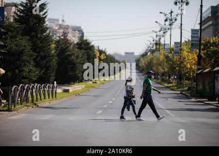 Bucarest, Roumanie - le 22 septembre 2019 : les gens marcher sur un boulevard vide (généralement avec un fort trafic) au cours de la journée sans voiture. Banque D'Images