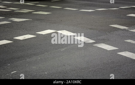 Lignes de freinage blanc sur la route, les voyages et les transports Banque D'Images