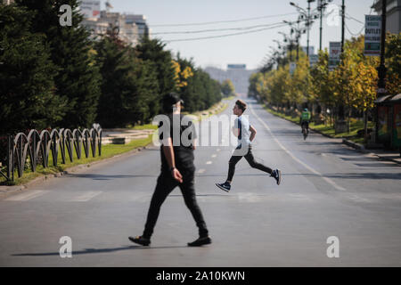 Bucarest, Roumanie - le 22 septembre 2019 : les gens marcher sur un boulevard vide (généralement avec un fort trafic) au cours de la journée sans voiture. Banque D'Images