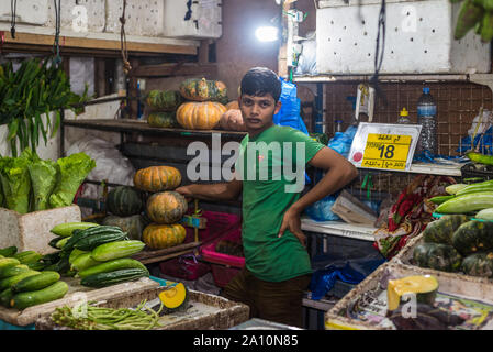 Male, Maldives - Le 16 novembre 2017 : vendeur de fruits et légumes les légumes secs et marché aux poissons de la ville et de l'île de Male, la capitale des Maldives. Banque D'Images