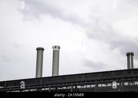 Usine nucléaire avec cheminée de fumée polluantes, de l'environnement, écologie Banque D'Images