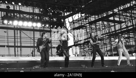 Le musicien américain Bruce Springsteen (2e à partir de la droite) le 19 juillet 1988 lors de son concert à Berlin est à la piste cycliste Weissensee. Pour beaucoup de citoyens de la RDA, l'apparence par des groupes de rock de l'ouest étaient les plus élevés de sentiments. En particulier Bruce Springsteen a été pour beaucoup le summum de la liberté. Le 19 juillet 1988, le 'Boss' a joué son seul concert à Berlin Est. Bosselés allemand, il jeta son message dans le peuple : 'c'est agréable d'être à Berlin est, je ne suis pas pour ou contre un gouvernement, j'en suis venu à jouer rock 'n' roll pour vous, en espérant qu'une chose jour toutes les barrières sont démolis '. Le disant venir Banque D'Images