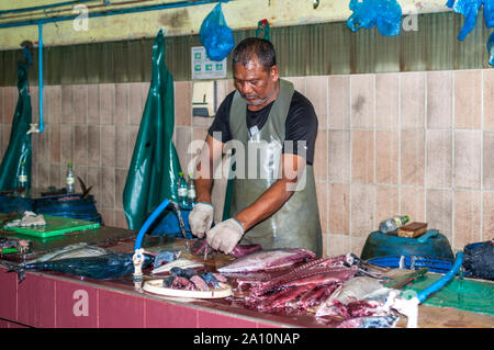 Male, Maldives - Le 16 novembre 2017 : Merchant prépare du poisson frais pour la vente du marché aux poissons de la ville et de l'île de Male, la capitale des Maldives. Banque D'Images