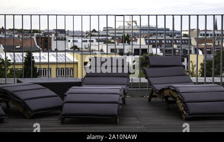 Chaises longues sur la terrasse, salon de relaxation et de méditation, des vacances Banque D'Images