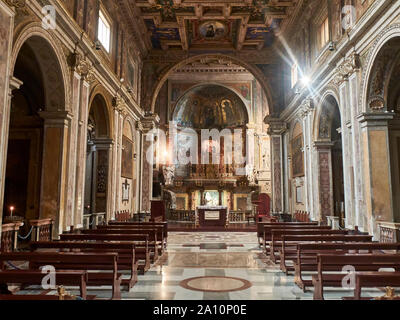 Rome, Italie - Septembre 2018. Intérieur de la basilique de Santa Francesca Romana. Avis de nef principale et l'abside Banque D'Images