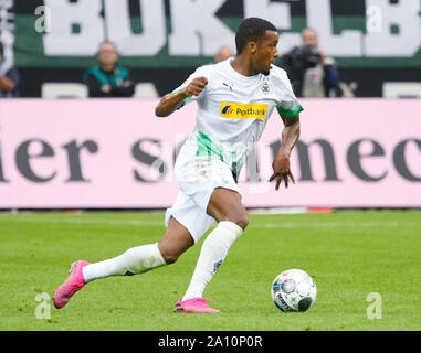 Borussia Mönchengladbach, Allemagne Parc 17.8.2019 : football, Bundesliga saison 2019-2020 journée 1, le Borussia Mönchengladbach (BMG, blanc) vs FC Schalke 04 (S04, bleu), Alassane moyen (MGL) DFL RÈGLEMENT INTERDIT TOUTE UTILISATION DES PHOTOGRAPHIES COMME DES SÉQUENCES D'IMAGES ET/OU QUASI-vidéo Banque D'Images