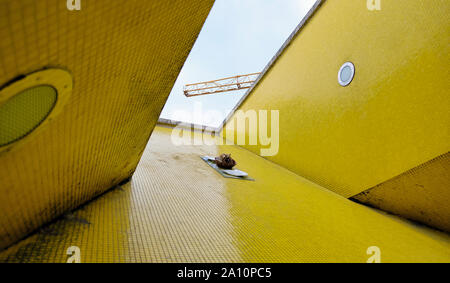 Les tons et les lignes viaduc contre le ciel bleu jaune à Amsterdam aux Pays-Bas Banque D'Images