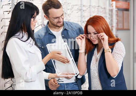 Bon à la sélection femme gingembre elle glassesm a mauvaise vue. La photo en gros Banque D'Images