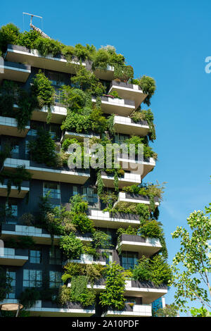 MILAN, ITALIE - 31 MAI 2019 : Bosco Verticale ou forêt verticale sont une paire de tours résidentielles à Milan. Les bâtiments contiennent plus de 900 arbres Banque D'Images