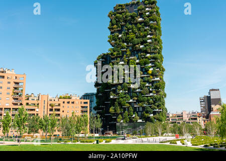 MILAN, ITALIE - 31 MAI 2019 : Bosco Verticale ou forêt verticale sont une paire de tours résidentielles à Milan. Les bâtiments contiennent plus de 900 arbres Banque D'Images