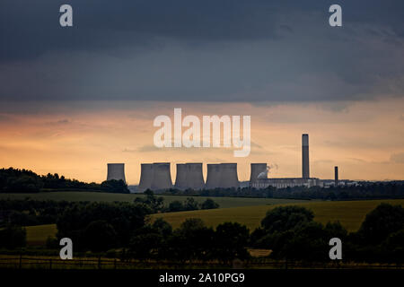 Coucher de soleil sur les tours de refroidissement de la centrale électrique de Ratcliffe, Nottinghamshire, Angleterre, Royaume-Uni. Banque D'Images