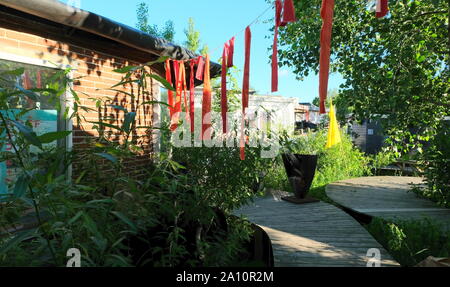 Houseboats Amsterdam sur les rives de la rivière Amstel avec fête colorée de drapeaux et de soleil dans les Pays-Bas Banque D'Images