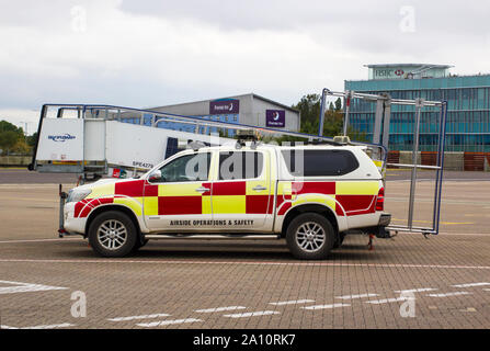 16 septembre 2019 Un côté piste et la sécurité véhicule avec marquage haute visibilité à l'aéroport de Southampton Banque D'Images