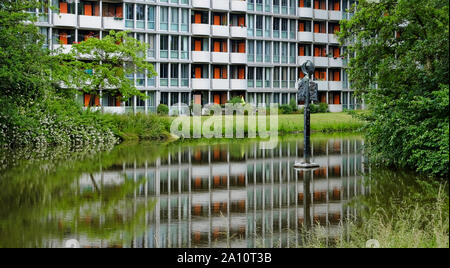 Jungle urbaine avec des arbres et l'architecture. L'harmonie de la ville et de la nature. vacances appartements avec arbres et herbe à Amsterdam, Pays-Bas Banque D'Images