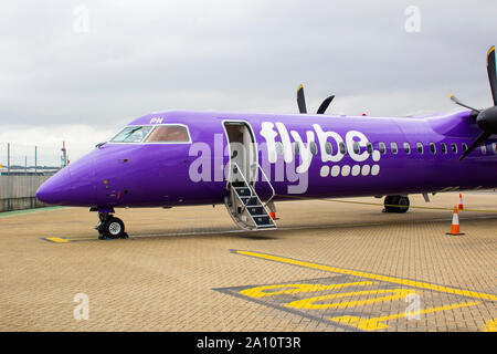 16 septembre 2019 Un avion commercial FlyBe Dash 8 avec une assurance et des gestionnaires de passagers sur le tarmac à l'aéroport de la ville de Southampton dans le Hampshire en Angleterre Banque D'Images