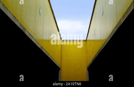 Les tons et les lignes viaduc contre le ciel bleu jaune à Amsterdam aux Pays-Bas Banque D'Images