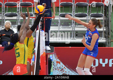 Toyama, Japon. Sep 23, 2019. Sara Lozo (R) de la Serbie les crampons le ballon lors du tournoi à la ronde match entre le Cameroun et la Serbie à la FIVB 2019 Coupe du Monde féminine à Toyama, Japon, 23 septembre 2019. Credit : Zhu Wei/Xinhua/Alamy Live News Banque D'Images