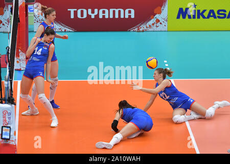 Toyama, Japon. Sep 23, 2019. Sara Lozo (R) de la Serbie est en compétition lors du tournoi à la ronde match entre le Cameroun et la Serbie à la FIVB 2019 Coupe du Monde féminine à Toyama, Japon, 23 septembre 2019. Credit : Zhu Wei/Xinhua/Alamy Live News Banque D'Images