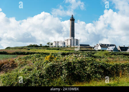 Vue sur l'île de Batz et le phare d'une journée ensoleillée de l'été Banque D'Images