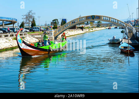 Moliceiro navigation sur le Canal de São Roque et pont de Carcavelos, Aveiro, Venise du Portugal, Beira Litoral, Portugal Banque D'Images