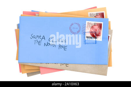 Une pile de cadeaux pour enfants lettres adressées au père Noël au pôle nord sur un fond studio blanc isolé - 3D render Banque D'Images