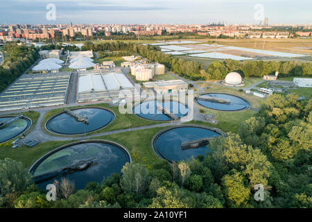 Voler au-dessus de traitement des eaux usées. Vue aérienne de traitement industriel de l'eau de la ville en arrière-plan. L'épuration des déchets. Banque D'Images