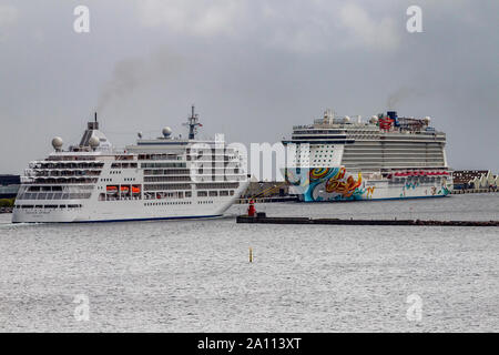 Silver Spirit croisière Escapade norvégienne de passage à la sortie de l'harbour, Copenhague, Danemark. Banque D'Images