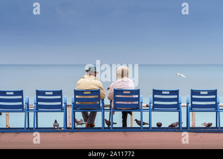 Vie heureuse et longtemps vécu concept. Beau vieil homme et vieille femme assise ensemble Banque D'Images
