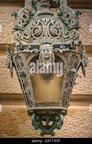 Lanternes antiques sur la construction de l'Opéra de Nice. Banque D'Images