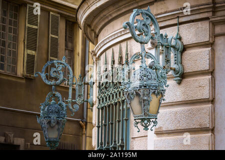 Lanternes antiques sur la construction de l'Opéra de Nice. Banque D'Images