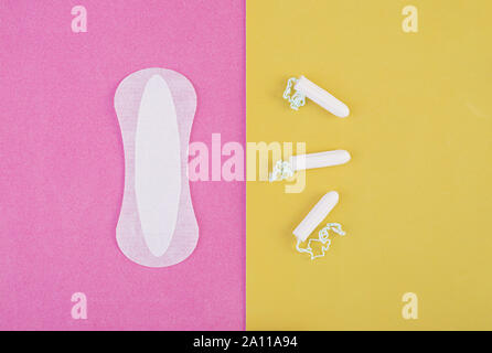 Soins d'hygiène au cours de jours critiques. Le choix entre un tampon et un tampon sanitaire. Cycle menstruel. Produits d'hygiène pour les femmes. Vue d'en haut Banque D'Images