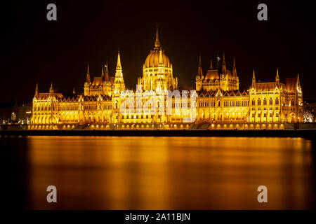 L'exposition longue nuit photo de belle, célèbre le parlement de Budapest, capitale de la Hongrie Banque D'Images