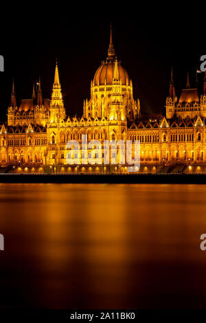 L'exposition longue nuit photo de belle, célèbre le parlement de Budapest, capitale de la Hongrie Banque D'Images