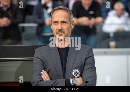 Frankfurt, Deutschland. 19 Sep, 2019. Hôtel ADI HUETTER ( , coach, survienne quelque F) est confronté à l'coachbank, debout, buste droit, Soccer Europa League, groupe étape, groupe F, journée 1, l'Eintracht Francfort (F) - Arsenal London (ARS), le 19/09/2019 à Francfort/Allemagne, l'utilisation de crédit dans le monde entier | : dpa/Alamy Live News Banque D'Images