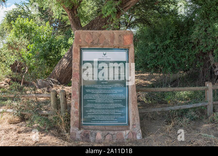 Le parc national Kruger, AFRIQUE DU SUD - 15 MAI 2019 : Information board à Crooks Corner. La frontière du Mozambique se trouve derrière l'arbre. Banque D'Images