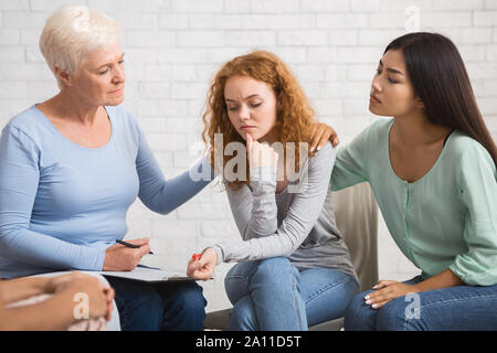 Diverses femmes fille déprimée à l'appui sur la thérapie de groupe Session Indoor Banque D'Images