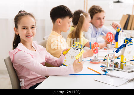 L'éducation de la tige. Girl créer robot à lab Banque D'Images