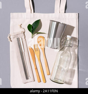 Sacs en tissu, des pots de verre, métal des pailles, des couverts en bambou sur fond gris avec copie espace. Eco Friendly et réutilisation concept. Vue d'en haut. Mise à plat. A Zéro Banque D'Images