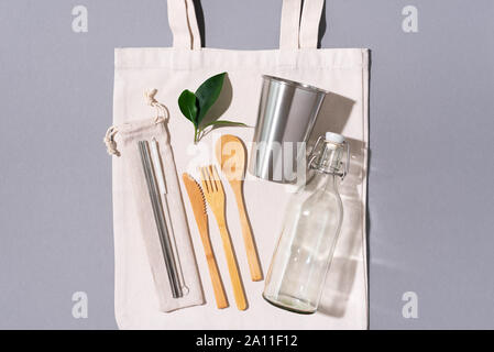 Concept zéro déchet. Eco textiles sacs, pots de verre et des couverts en bambou sur fond gris avec copie espace. Eco Friendly et réutilisation concept. Vue d'en haut. Télévision Banque D'Images