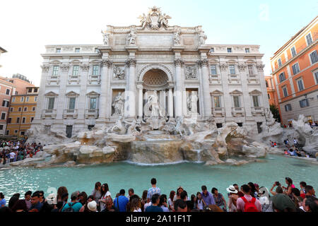 Editorial Rome, Italie - 15 juin 2019 : les touristes affluent à la Fontaine de Trevi, un important monument architectural et artistique. Banque D'Images