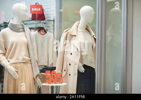 Image de fond sur l'affichage de la fenêtre d'automne vêtements en magasin avec signes de vente, copy space Banque D'Images