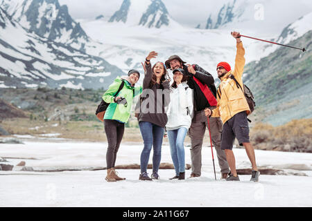 Groupe de cinq heureux touristes prend des montagnes photo contre les selfies Banque D'Images