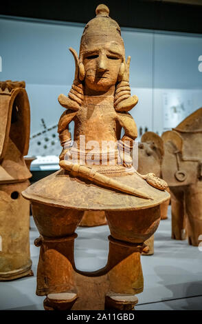 Figurine Haniwa (Tombeau de terre cuite), gentilhomme en tenue de ville, période Kofun, 6e siècle, Gunma, Japon Banque D'Images