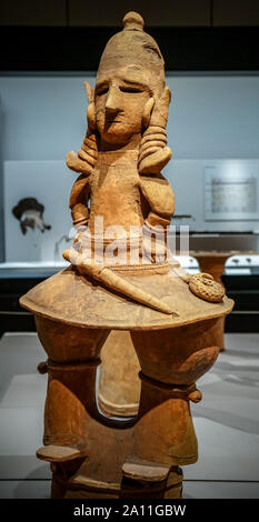 Figurine Haniwa (Tombeau de terre cuite), gentilhomme en tenue de ville, période Kofun, 6e siècle, Gunma, Japon Banque D'Images